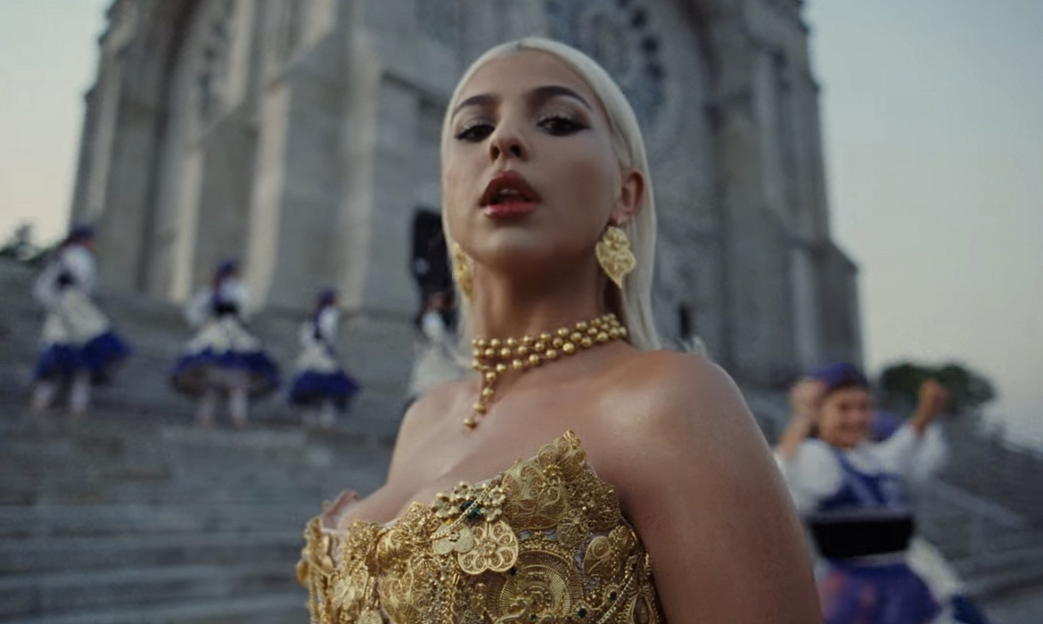 A dress weighing 7 kg and costing at least 90,000 euros