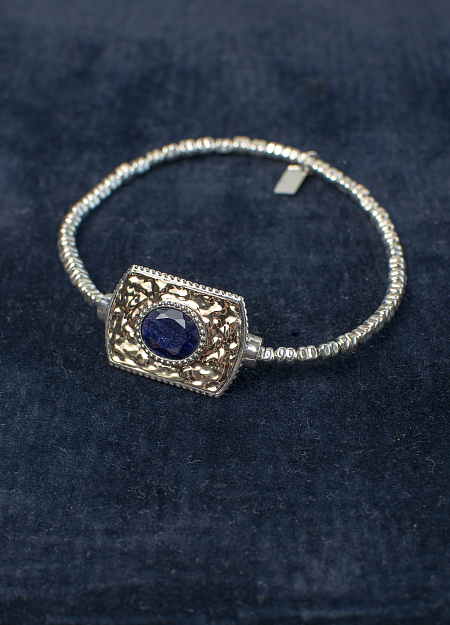 Stretch bracelet with Sapphire