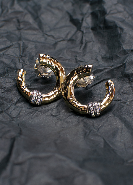 Earrings with zirconia