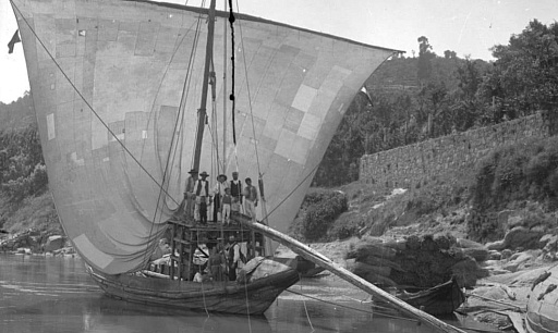 Rabelo boat with goods and people, anchored on one of the banks of the Douro River, at the beginning of the 20th century