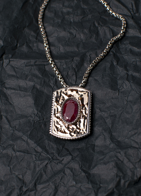 Pendant with corundum